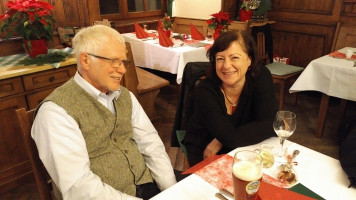 Altbürgermeister Walther Heinze im Gespräch mit MdB Bärbel Kofler