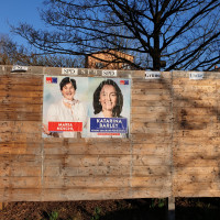 Maria Noichl und Katarina Barley auf der noch leeren Plakattafel zur Europawahl