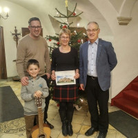 Edith Langer freut sich gemeinsam mit dem Trostberger Vorsitzenden Martin Baumann, Gitarrist Bastian Baumann und dem Sprecher der Stadtratsfraktion Hans-Michael Weisky über ihre gewonnene Fahrt in den Landtag