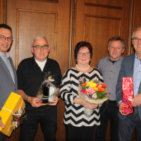 Ehrung der Geburtstagsjubilare: Die SPD-Ortsvorsitzenden Hans-Michael Weisky und Franz Sedlmeier (von rechts) überreichten (von links) Ernst Schilder, Rudi Wex und Gaby Griesbeck Präsente